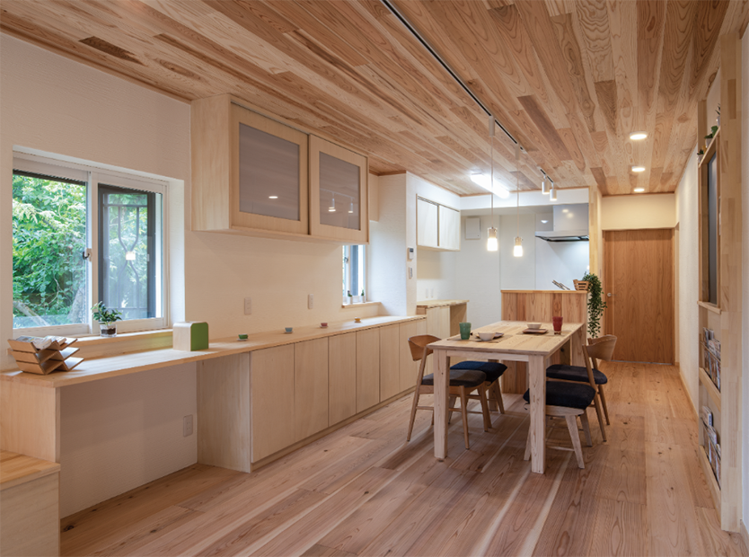 木のマンションリノベーション二世帯住宅　～おじいちゃんとつながる『伸びるテーブル』～