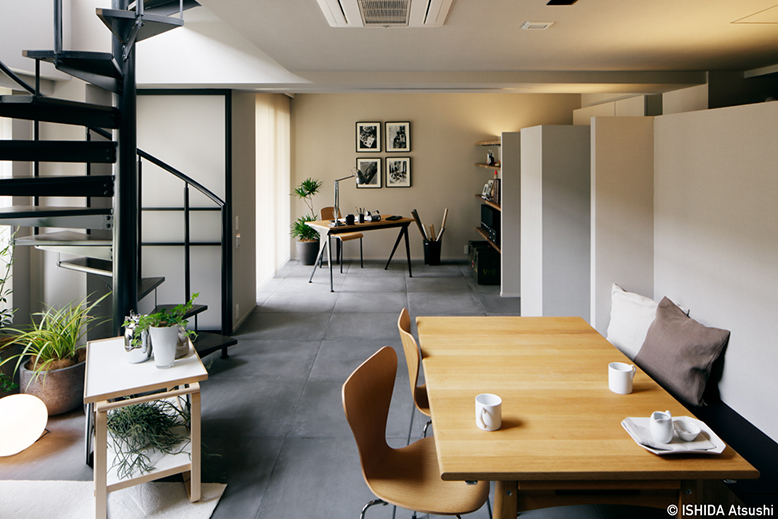 引戸を開けると部屋は一つの空間に。吊り戸のため、床もフラットに連続しています。