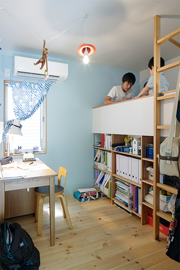 （写真7）「浦和ハウス」1階の長男の部屋の内部。ロフトと収納を造作してコンパクトな空間を縦に活用。（写真／中村 晃）