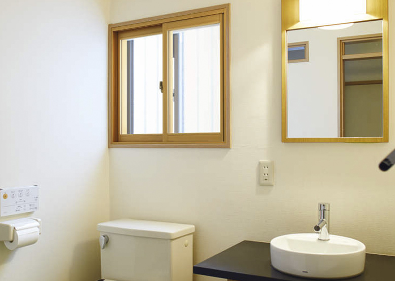 奥行きが薄く、トイレ、浴室、洗面所などのコンパクトな空間にも設置しやすい内窓「ウチリモ 内窓」（YKK AP） ※イメージは「ウチリモ プラマード U」（YKK AP）