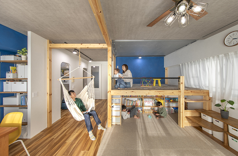 ひとつの空間に、立体的に複数の居場所を設けたマンションリフォームの事例（設計・施工／株式会社たすかけ）。