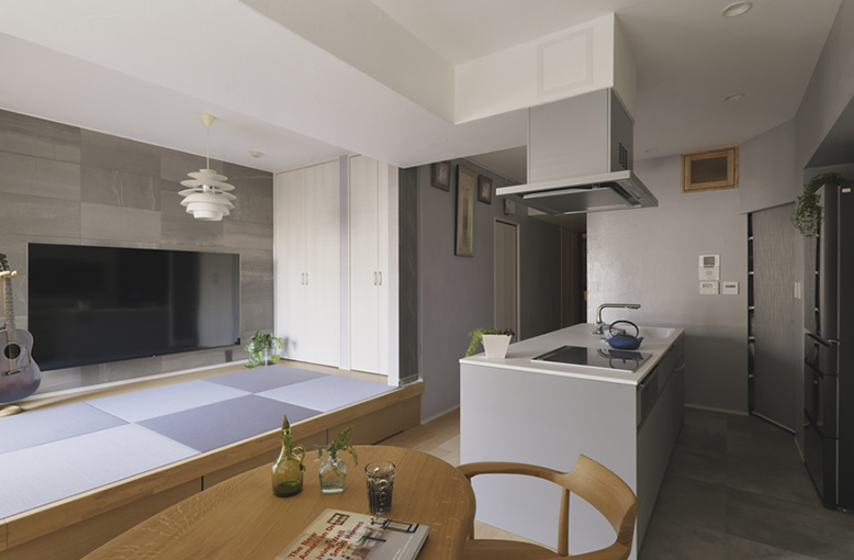 リフォームでリビングに小上がりを設けた事例。ご主人がギターを弾いたり、布団を敷いて寝ることも（設計・施工／LOHAS Studio（株式会社OKUTA））。