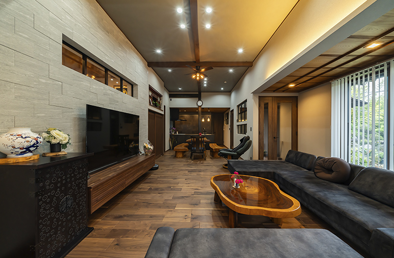 約築60年の古民家のリフォーム事例。現代風に改装しながら、欄間や仏壇、神棚など残すべき箇所は残し、違和感なくひとつの空間にまとめています（設計・施工／株式会社グリーンランド）。