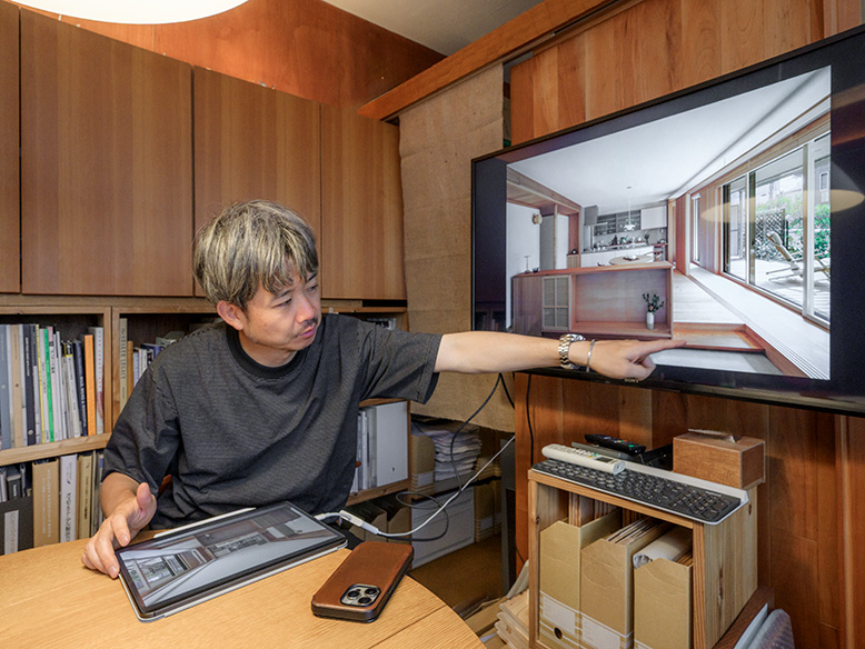 内窓のバリエーションや選び方などについて説明する小谷さん。
