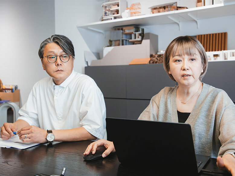 ハクアーキテクツスタジオのインタビューの様子。事務所には模型や建材のサンプルが並びます。