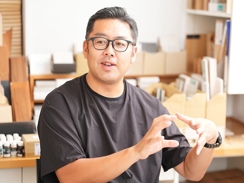 空間社でのインタビューの様子。「住まいならかっこいいだけではなく、使いやすさ、掃除のしやすさも大切」と宮本さん。