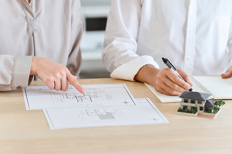 自宅の間取り図を確認するイメージ