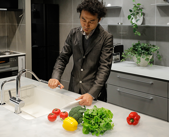 調理から片付け お手入れまで 家族で使いこなせる 家事がラクなキッチン リフォーム情報サイト Toto Daiken Ykk Ap