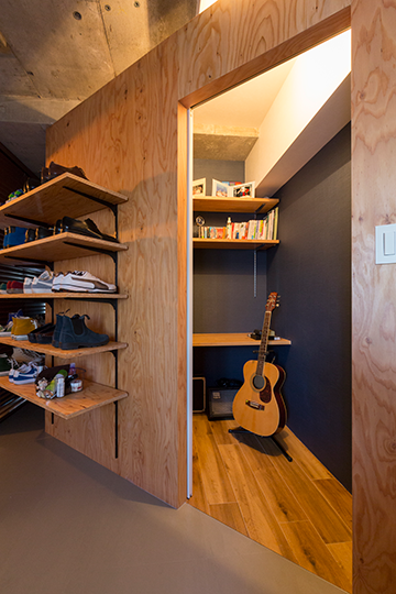 夫専用の小部屋は、趣味のグッズや楽器に囲まれる、1.5畳ほどの空間。