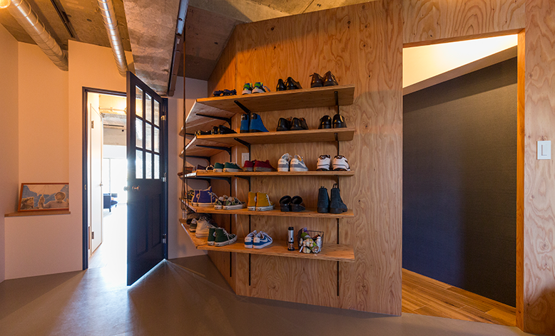 玄関ホールはDIYの作業場にもなるオープンスペース。棚には妻が靴をディスプレイ感覚で収納しています。