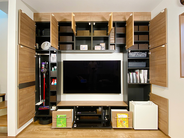 小島家のリビングにはDAIKENのシステム収納「MiSEL TVボードプラン」を採用。壁面に美しく組み込まれているため、大容量でも圧迫感がありません。