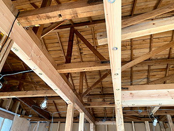 既存の梁のうち、耐震上、必要な部分には新たに梁を添えるように設置。こうした柔軟な補強が可能であるのも木造軸組工法の家のメリットです。
