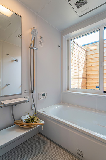 木塀で囲ったバスコートを設けた浴室には、システムバス「サザナ」（TOTO）を採用。外からの視線を気にせずに開放感を取り込むことができました。