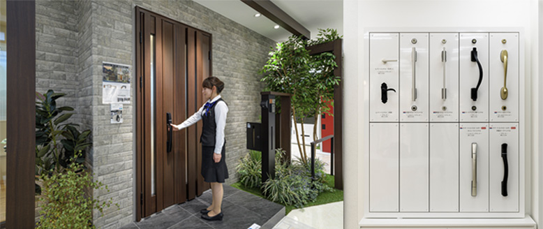 （左）スマートコントロールキー搭載の玄関ドアを実際に操作し、便利な開け閉めを体感できます。（右）玄関ドア用のハンドルが並べられ、比較検討しやすいディスプレイ。右下2商品がスマートコントロールキー
