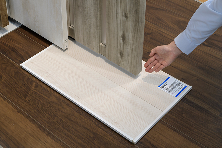 DAIKENショールームでは室内ドアのサンプルの下に床材のサンプルを敷き、実際に組み合わせをチェックできます。