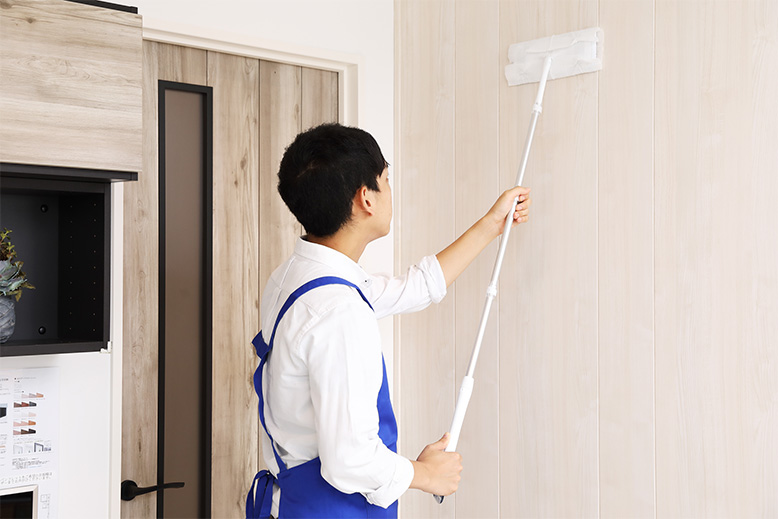 1カ月に1回は、床の前に壁の掃除も。部屋の中を舞うホコリを減らすのに役立ちます。