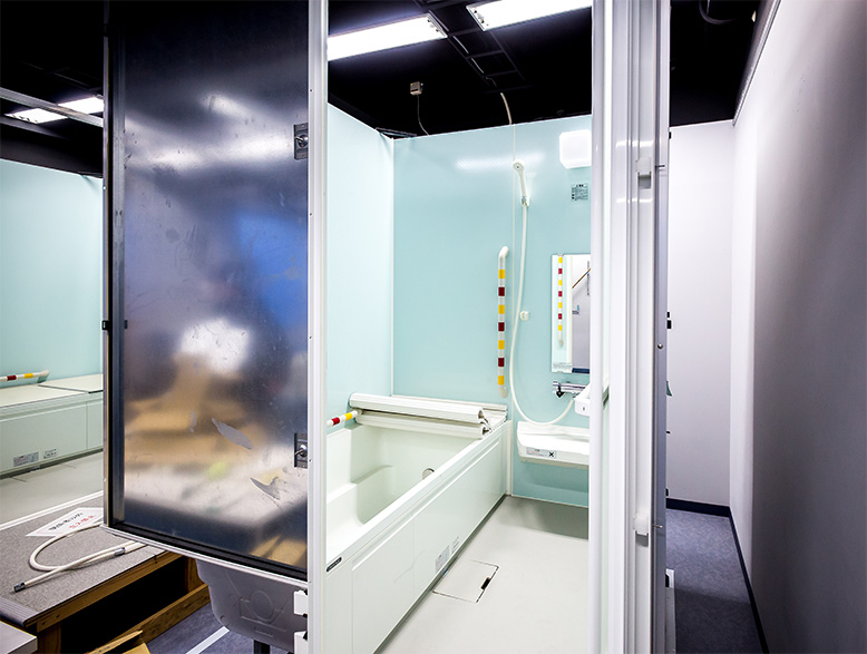 ユニバーサルデザイン実験棟では、写真のような実物大のシステムバスのモデルを設置。浴室内での動作を確認しながら、適切な寸法、配置を検討しています。