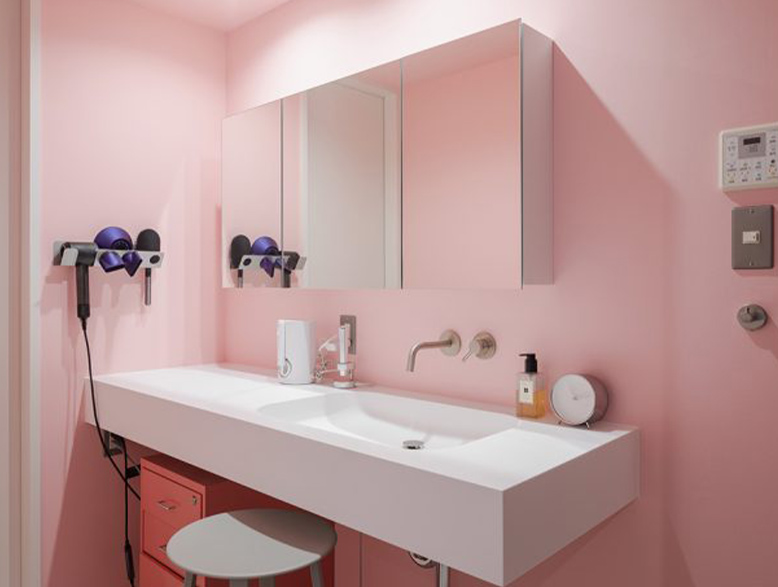 憧れていたロンドンのレストラン「sketch」のピンクは、洗面所とクローゼットに採用。