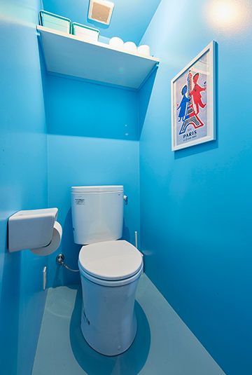 トイレはリビングダイニングとまったく違う水色に。『金沢21世紀美術館』（石川県）の展示、「スイミング・プール」をイメージしています。