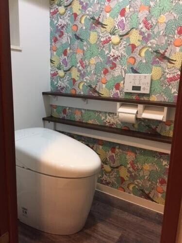 南国調のサンゲツのクロスで楽しいトイレ空間を 株 カナジュウ コーポレーション リフォーム実例 費用 Toto